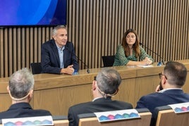 Carlos Prieto y Laura Urbieta, durante la presentación de la jornada.