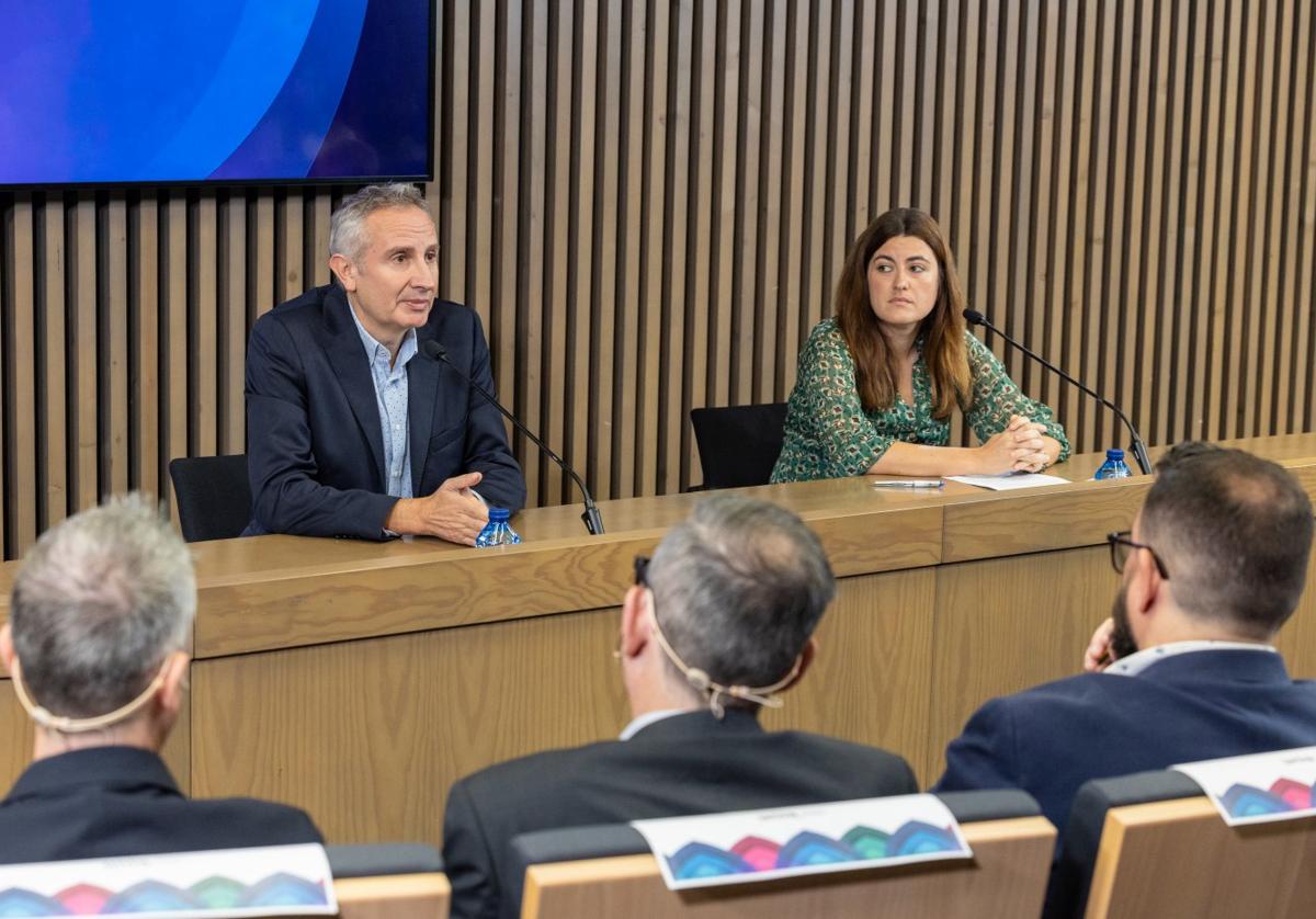 Carlos Prieto y Laura Urbieta, durante la presentación de la jornada.