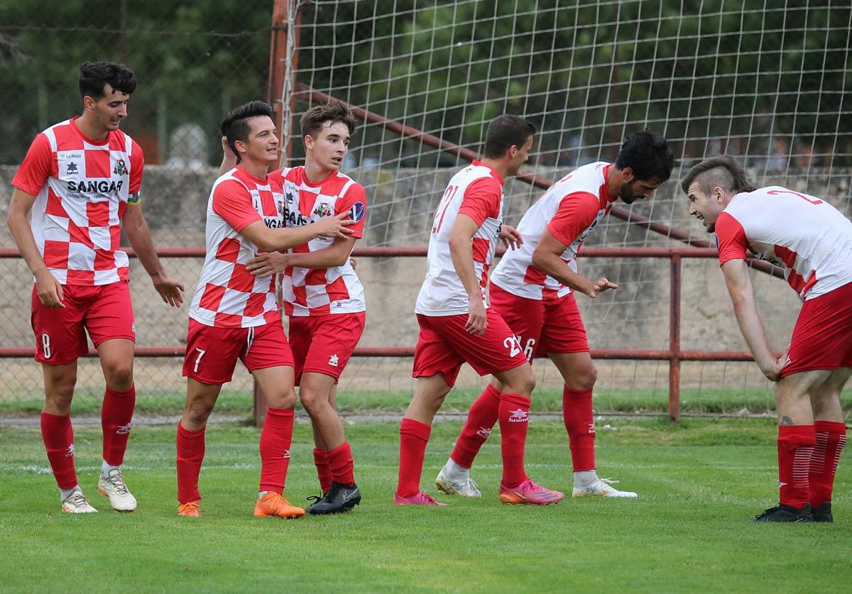 El Varea celebra un gol durante un partido de esta temporada.