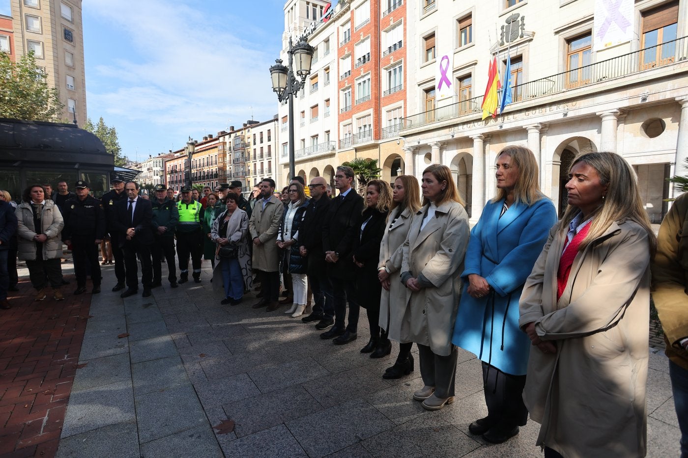 Autoridades y ciudadanos se dieron cita ayer frente a la Delegación del Gobierno en homenaje a los damnificados por la cruel riada.