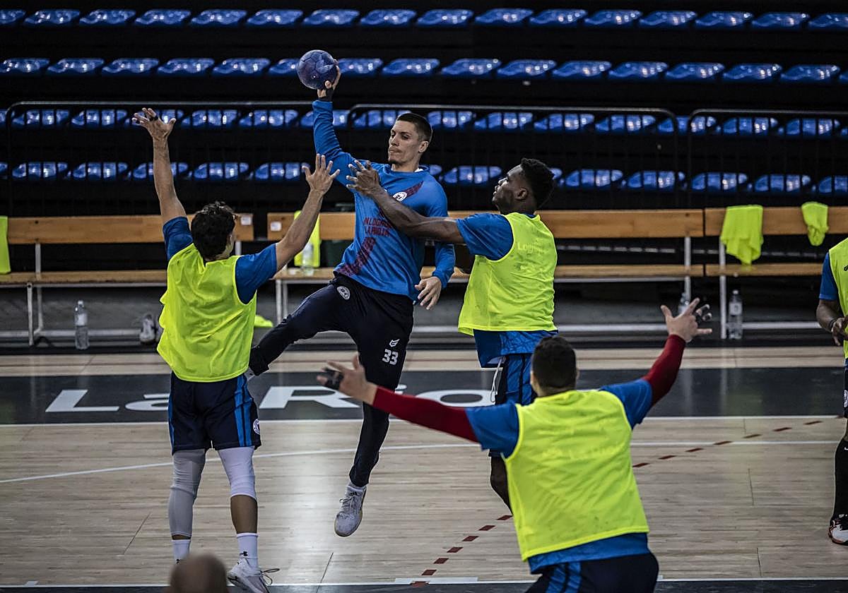 Andrej Pergel busca el pase durante un entrenamiento del Ciudad de Logroño en el Palacio de los Deportes.