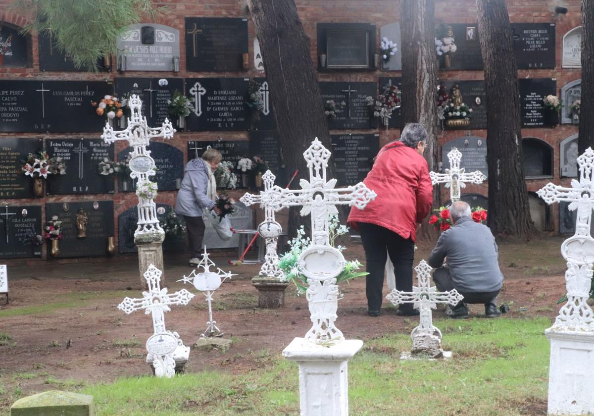 Preparativos de los cementerios riojanos antes del día de Todos los Santos