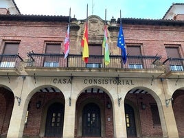 Las banderas del Ayunatmiento de Calahorra, a media asta.