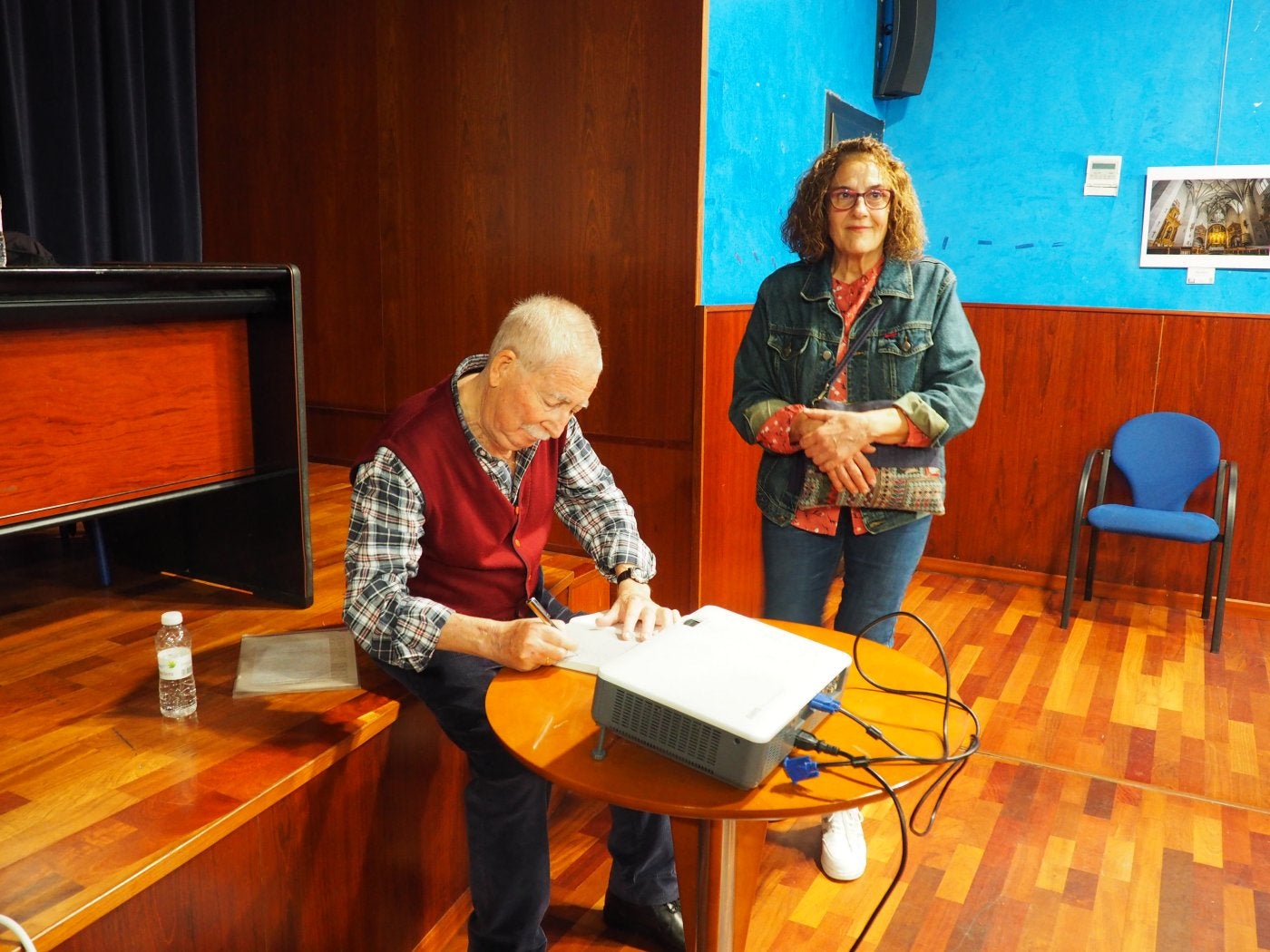 Arenzana firma un ejemplar de su último libro durante la presentación del mismo en Nájera.