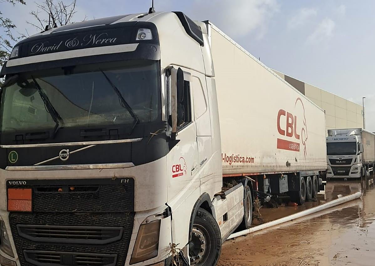 Imagen secundaria 1 - Imágenes del estado en el quedó el camión de Arturo una vez que descendió el agua en el Oliveral.