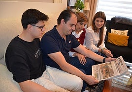 Arturo junto a su mujer Charo, y sus hijos David y Nerea, ayer por fin en casa tras sobrevivir a la DANA.