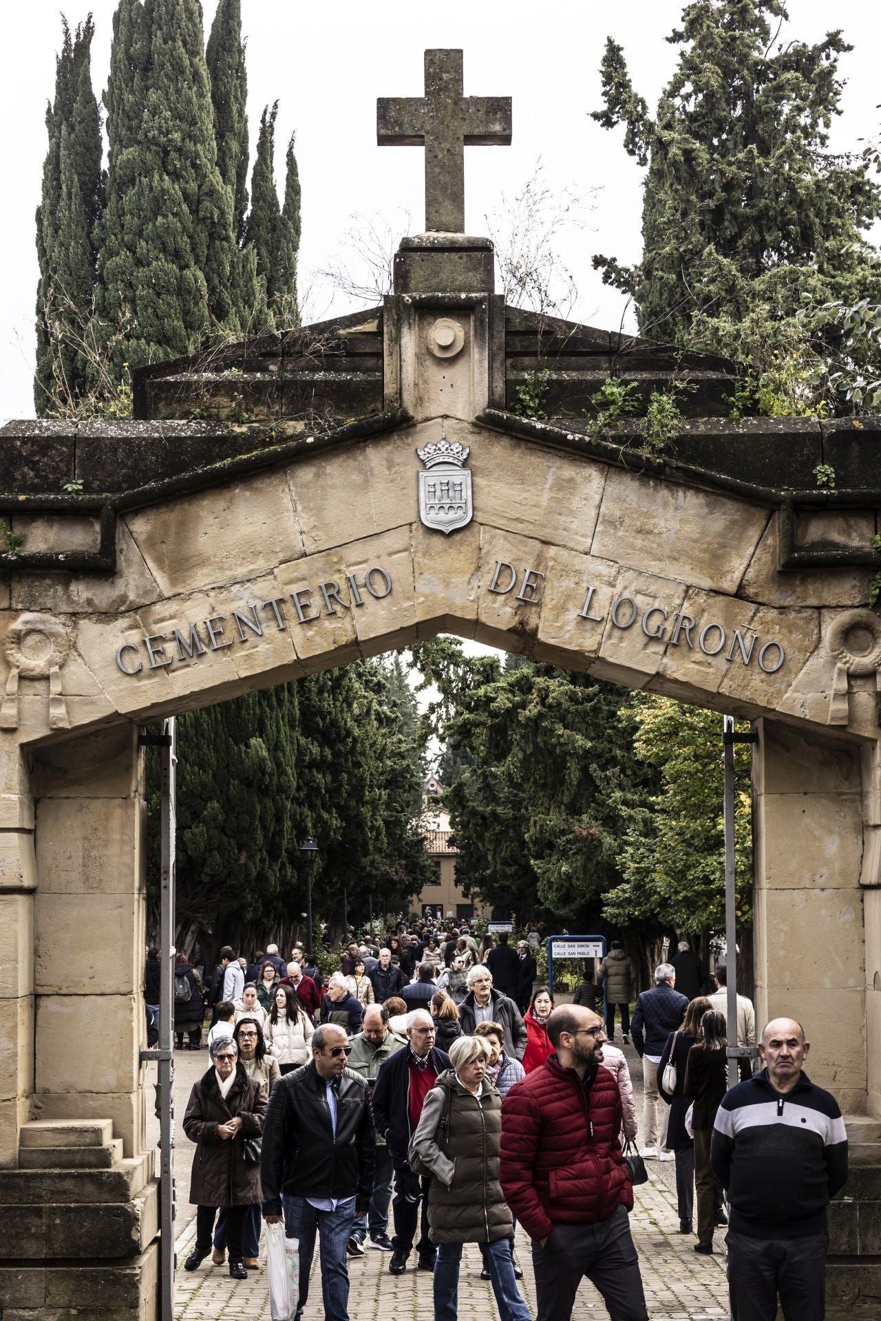 Logroño acude al cementerio a recordar a sus fallecidos