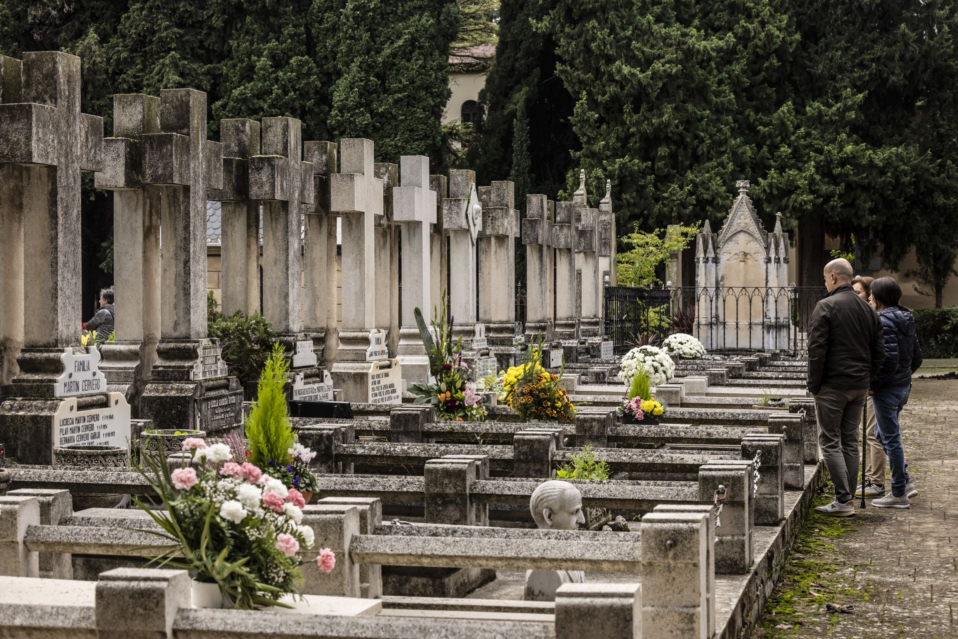 Logroño acude al cementerio a recordar a sus fallecidos