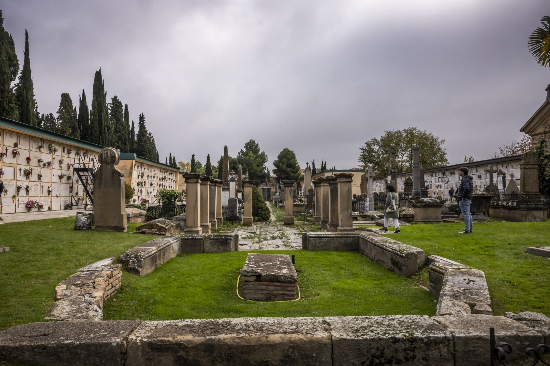Logroño acude al cementerio a recordar a sus fallecidos