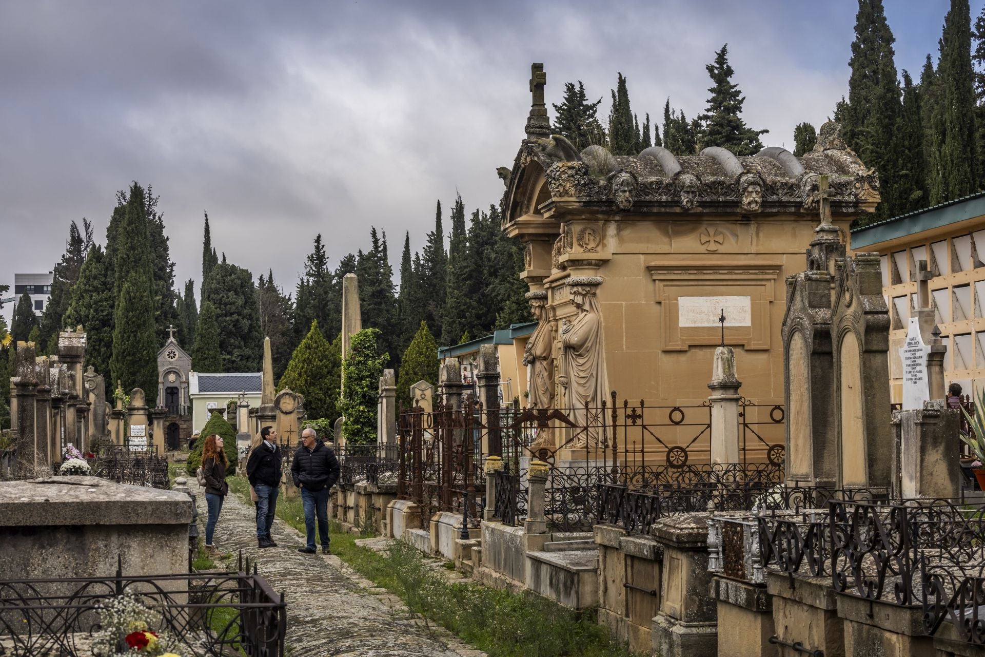 Logroño acude al cementerio a recordar a sus fallecidos