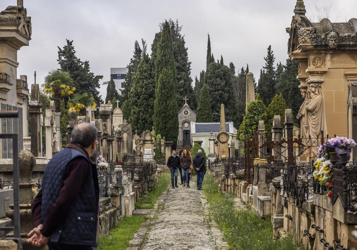 Logroño acude al cementerio a recordar a sus fallecidos