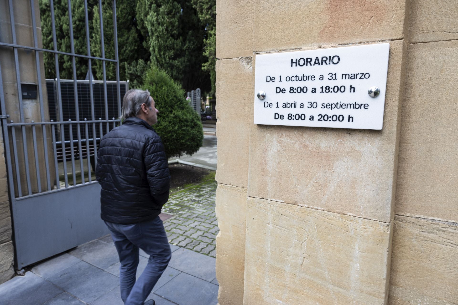 Logroño acude al cementerio a recordar a sus fallecidos