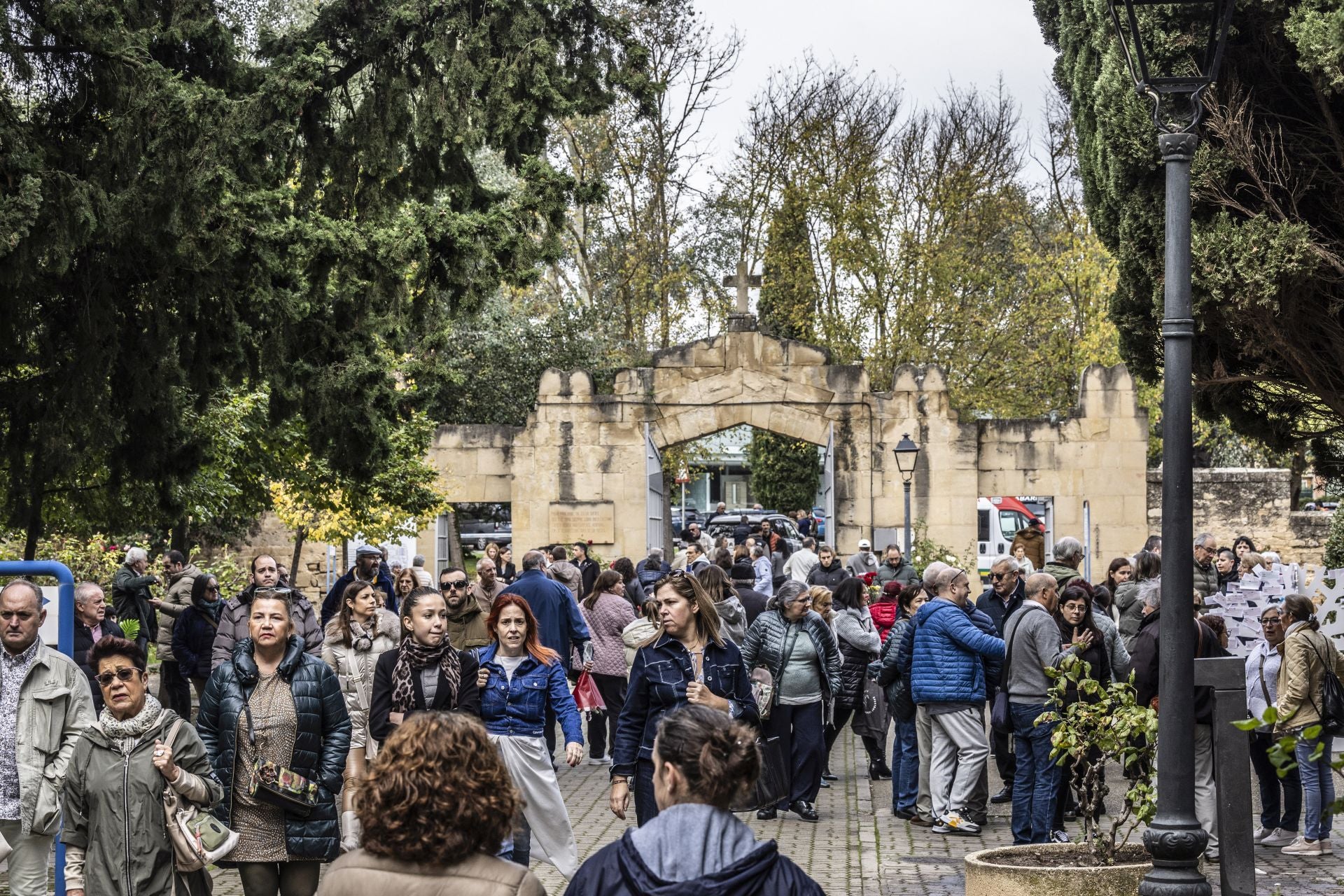 Logroño acude al cementerio a recordar a sus fallecidos