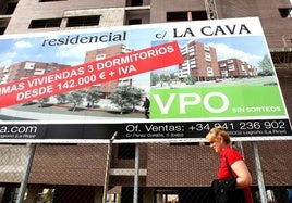 Un cartel, de 2012, con anuncio de una promoción de VPO en la zona de Las Tejeras de Logroño.