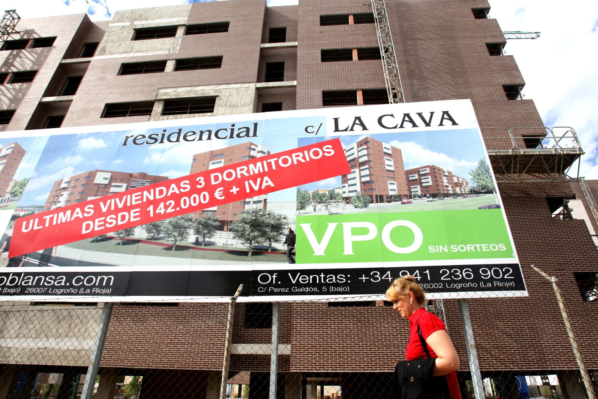 Un cartel, de 2012, con anuncio de una promoción de VPO en la zona de Las Tejeras de Logroño.