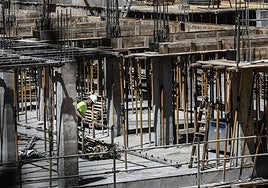 Un obrero en trabajos de cimentación.
