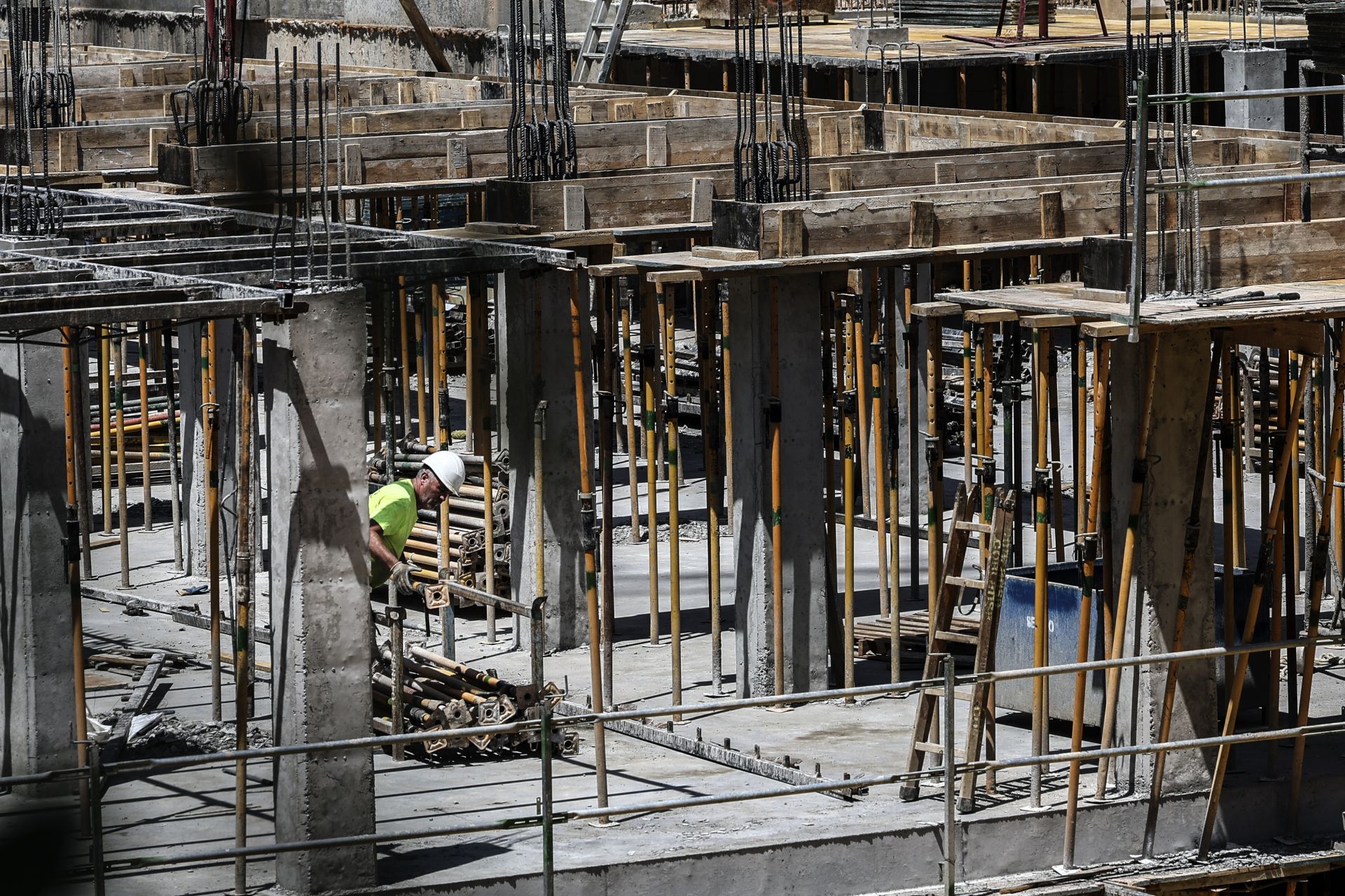 Un obrero en trabajos de cimentación.