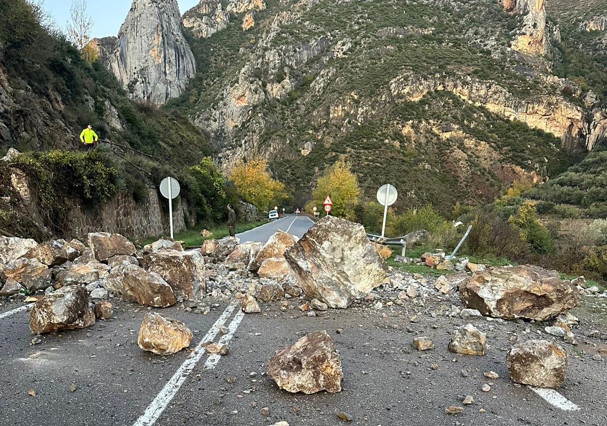 Despejado un desprendimiento de enormes rocas en la LR-115 en Arnedillo