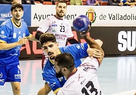 Thiago intenta superar a la defensa del Valladolid.