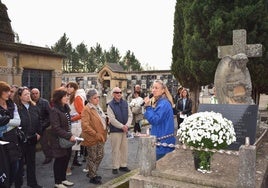 Visita organizada por Amigos de la Historia, ayer por la tarde en el cementerio de La Planilla.