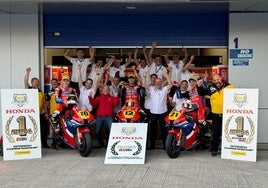 El piloto alfareño Unai Orradre festeja junto a su equipo.