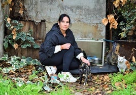 Vanessa García posa en una de las colonias felinas que gestiona en Lardero por medio de la asociación protectora La Cigüeña.