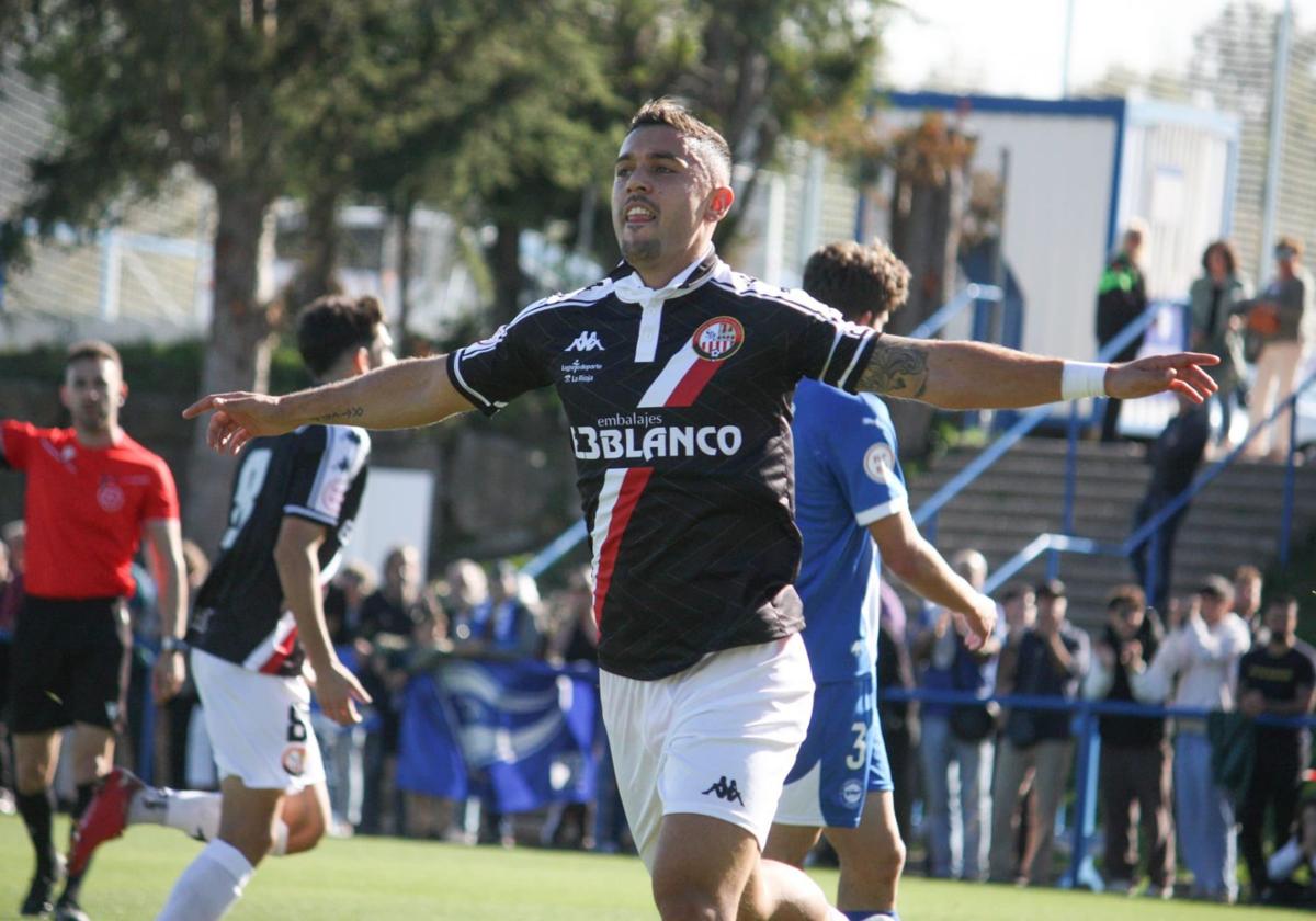 Pau celebra el primer gol del partido en Ibaia, ante el Alavés B.