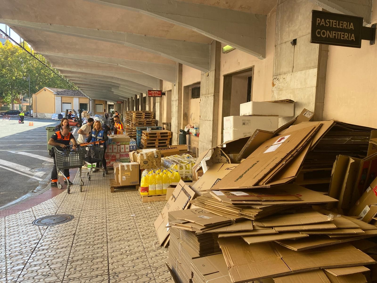 Imagen principal - La solidaridad con Valencia desborda La Rioja: «Es un orgullo ver la respuesta de esta comunidad»