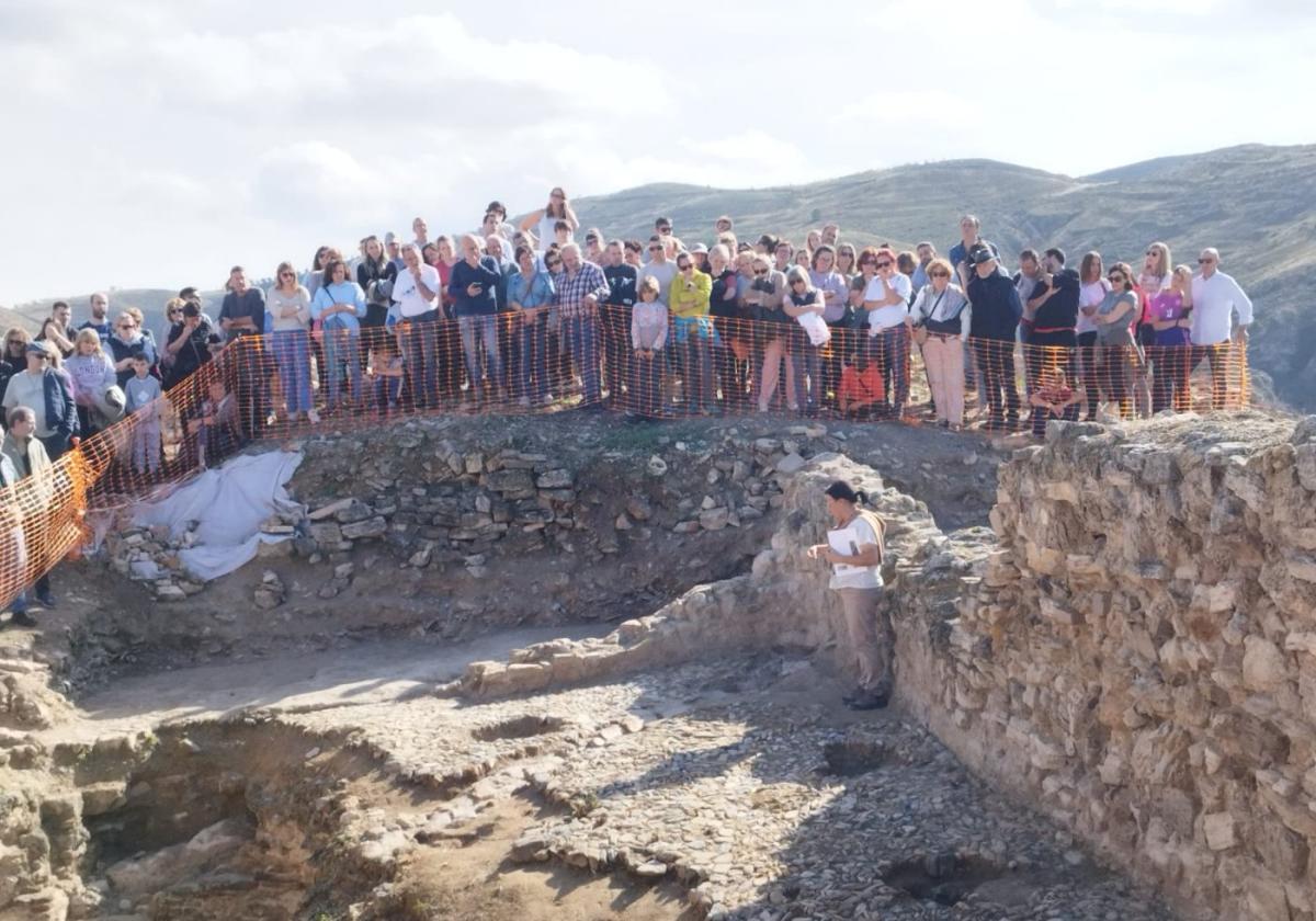 Las excavaciones del castillo despiertan el interés de los cerveranos