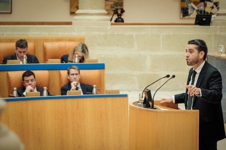 El portavoz del PSOE, Javier García, interviene ante la mirada del presidente Capellán y del consejero de Hacienda