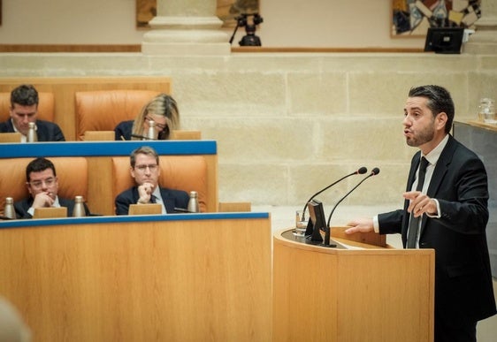 El portavoz del PSOE, Javier García, interviene ante la mirada del presidente Capellán y del consejero de Hacienda