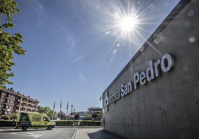 Una ambulancia llega al Hospital San Pedro de Logroño.