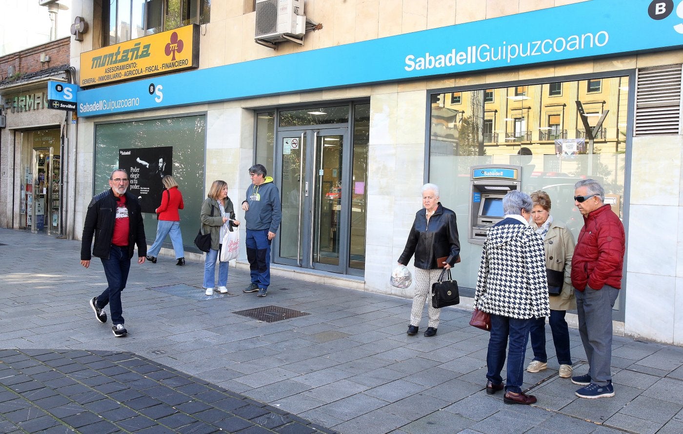 Una de cada cuatro oficinas de BBVA y Sabadell, en riesgo de cierre si prospera la opa