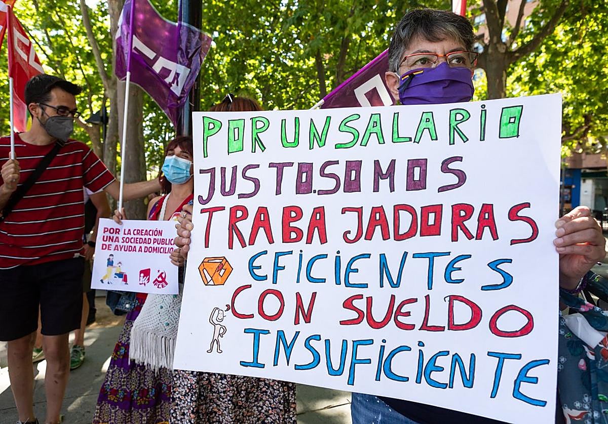 Protesta de trabajadoras del servicio de Ayuda a Domicilio en la plaza del Ayuntamiento en el verano de 2021 por unas condiciones dignas.