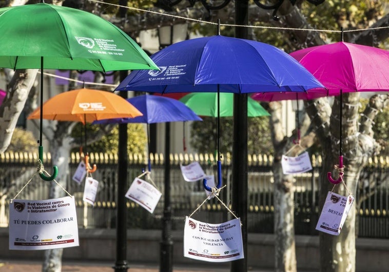 Decoración contra la violencia de género en el Espolón, en una imagen de archivo.