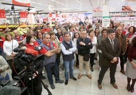 Asistentes al acto de conmemoración del 35 aniversario de Alcampo.