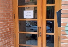 Portal con los daños producidos en el forcejeo y detalle del cristal roto.