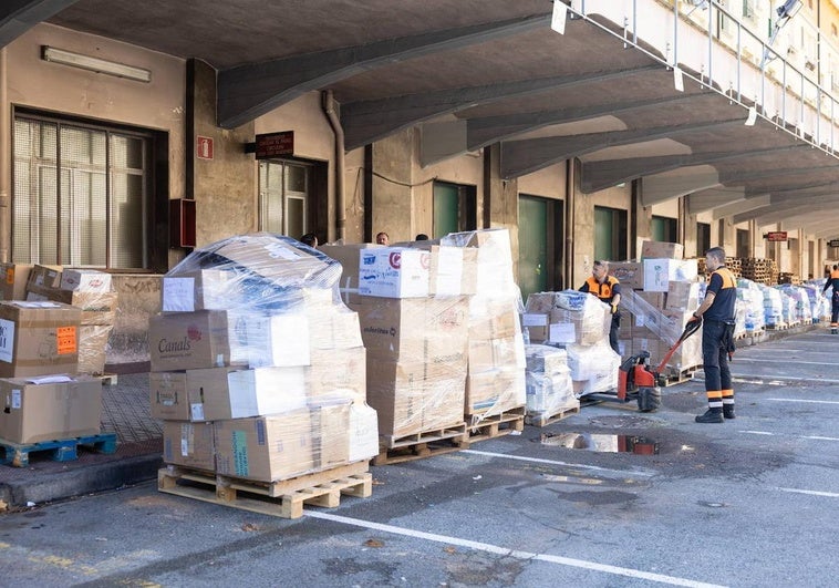 Algunas de las donaciones realizadas por los riojanos, en la antigua estación de autobuses de Logroño.