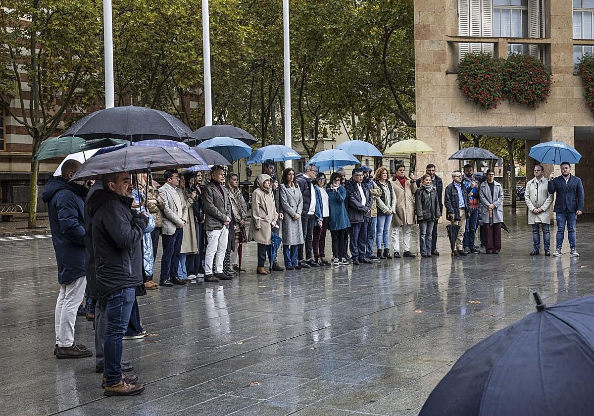 Minuto de silencio guardado el pasado miércoles en la plaza del Ayuntamiento por las víctimas de la DANA.