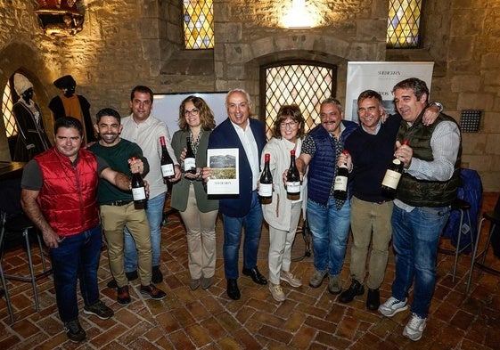 Los bodegueros han posado con sus caldos antes de presentar la asociación.