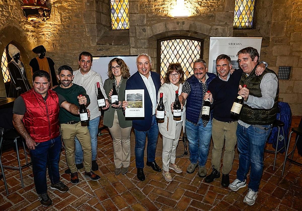 Los bodegueros han posado con sus caldos antes de presentar la asociación.