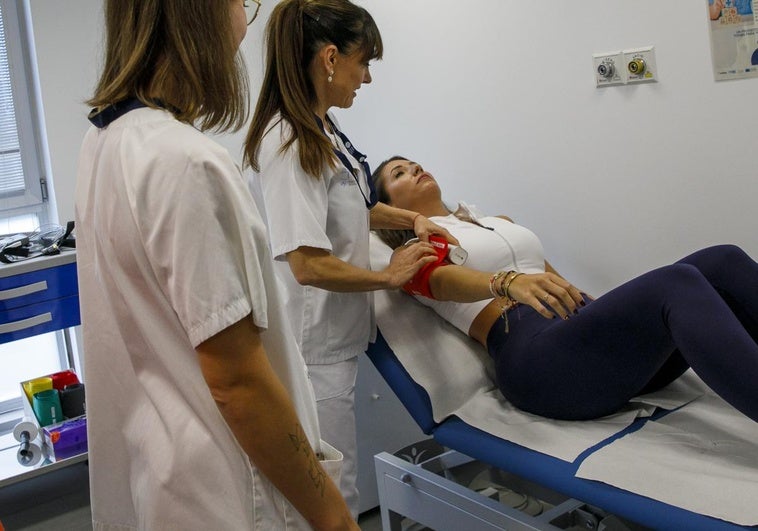 Mónica Imaña, la primera participante riojana en el programa Cohorte IMPaCT, es sometida a un examen médico en el centro de Salud de la Guindalera, este martes.