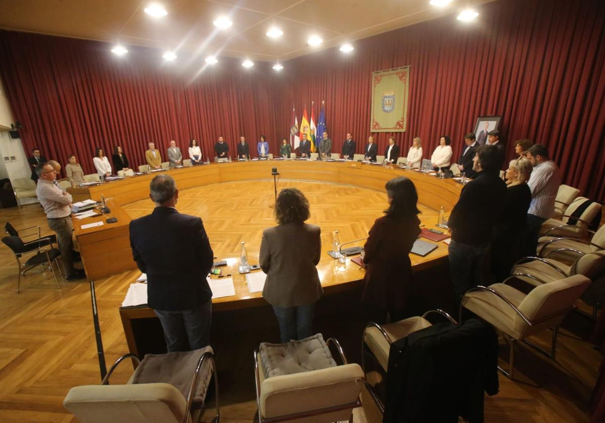 Minuto de silencio por las víctimas de la DANA de Valencia en el inicio de la sesión plenaria.