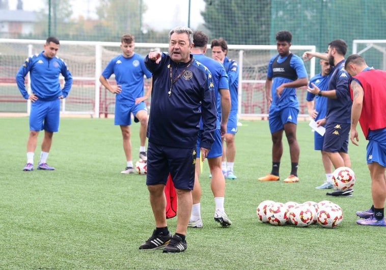 Carlos Pouso dirige un entrenamiento de la SDL en Pradoviejo.