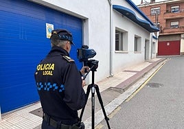 Un agente de la Policía Local maneja el nuevo radar.
