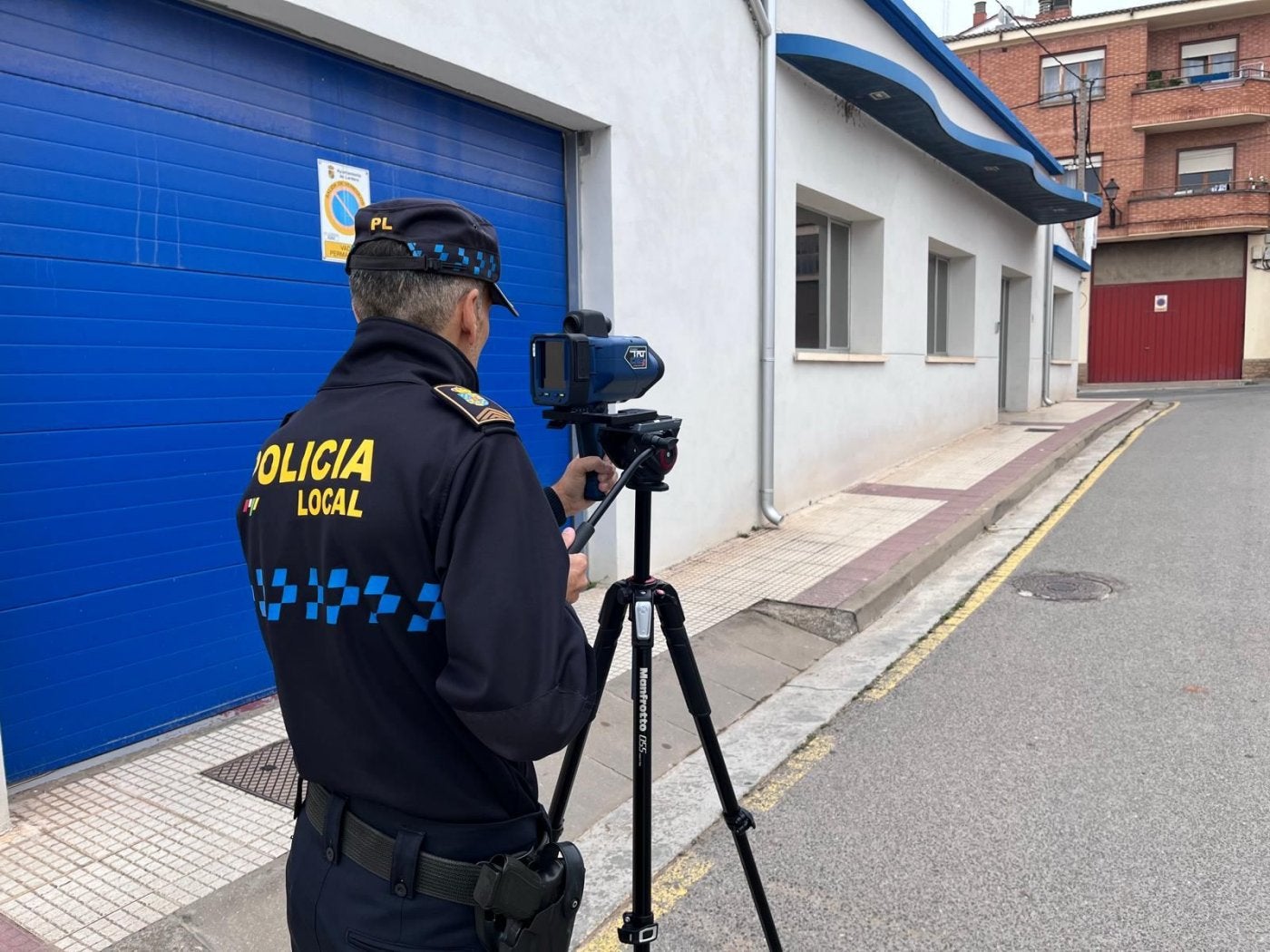 Un agente de la Policía Local maneja el nuevo radar.