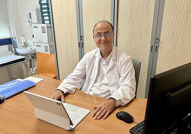 El doctor Emiliano Calvo Aller en su despacho.