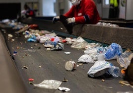 Cinta de seleccion y recogida de residuos recuperables en el Ecoparque.