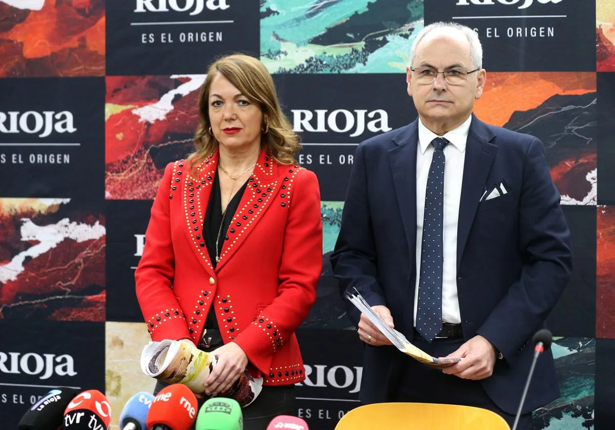 Marian Nalda y José Luis Lapuente, antes de iniciar la rueda de prensa.