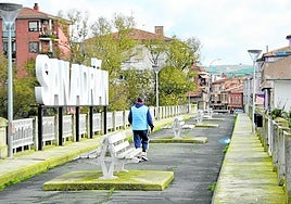 Un hombre pasea por el puente de San Adrián , en el límite con La Rioja, en una imagem de esta semana.